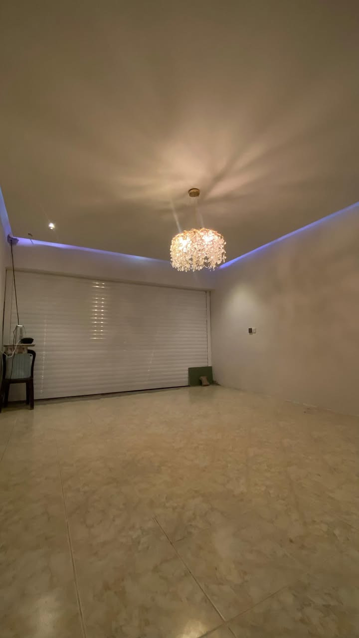 🏘🏘بيت للبيع ديالى خانقين / توله فروش فرع ماجد ابو سمك مسكوف زراعي حكومي مقدمين معاملة للبلدية مساحة 140 متر واجهة 7 والنزال 20  طابقين 
طابق الاول 
استقبال كبير وصالة ومطبخ كبير ومجمع صحيات داخلي وخارجي وكراج سياره 
طابق الثاني 
2 غرفة نوم واحد منهم ماستر وصالة 

السعر / 78 مليون بي مجال 

للأستفسار اكثر اتصال بالارقام فقط 
***********
***********
مكتب فريا موفق للعقار
