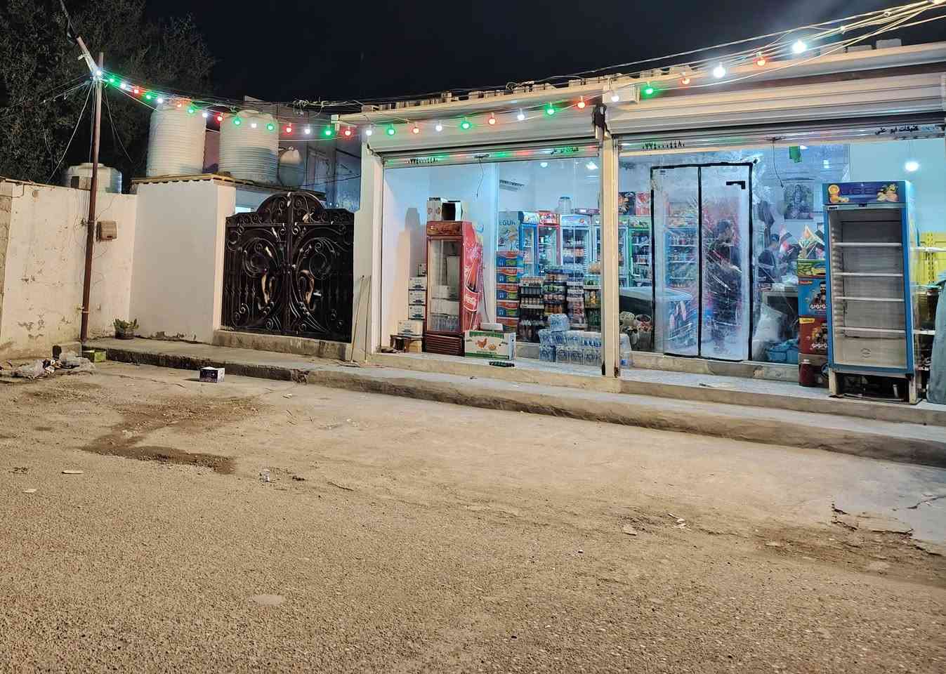 سلام عليكم اخوان عندي اسواق+بيت لبيع مساحه 240 قرب مطعم جواد قريب عل شارع استفسار اتصال عل رقم ***********
