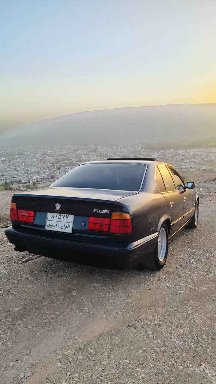 بئیم525مۆدێل1994بیلادە مکینە وگێڕوتبریت بە شە رت
 فول موە سە فاتە سە یارە کە زۆر بە قوە تە و نوقسانی تیانیە تایە و ویلی لۆکی لە سە رە دوو سوچی بیلادی ماوە 
شوین کە لار68 مجال ژم:***********
