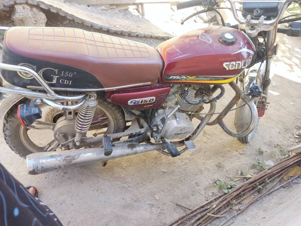 سلام عليكم دراجه سونك سيفان محرك 150 موديل الدراجة 2023المكينه خير من الله لا تبخير ولا تنقيص سعر الدراجه  500وبيها مجال الرقم ***********
