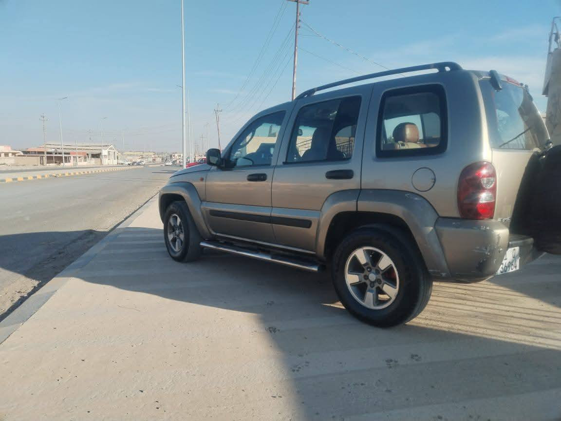 السلام عليكم.
جيب لبرتـي . 
2007.
رقم بغداد دولي.
ظرر صبغ جاملغ امامي فقط.
محرك 3700.
تحكم ستيررن.
شاشه كامره.
كير محرك شرط.
صدر تايرات جدد .
مكانها صلاح الدين بيجي.
للاستفسار اتصال .
‏‪***********‬‏
