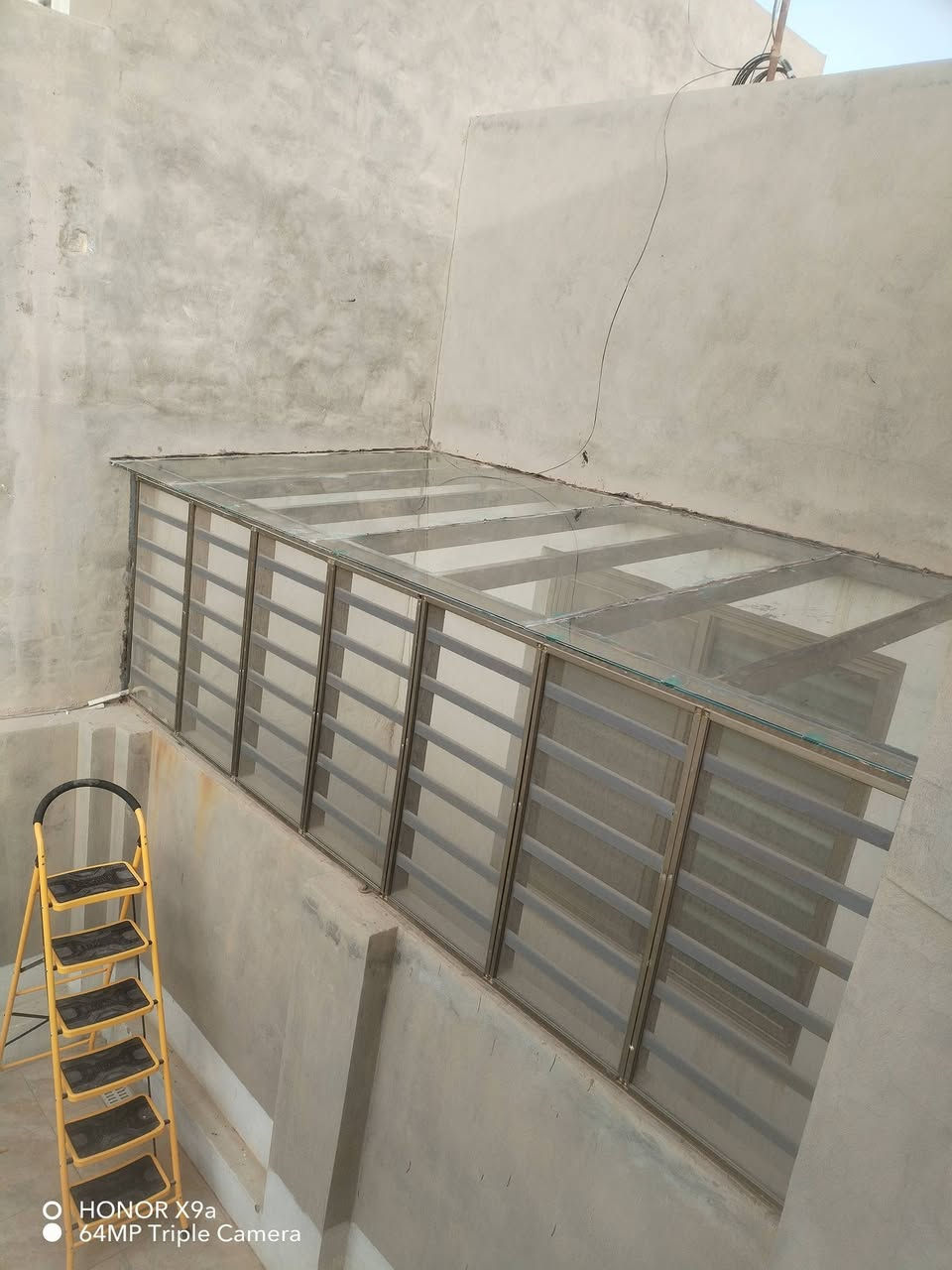 سلام عليكم  تم عمل سكايلايد بواجهيه مانع ذباب مقطع تركي اللون شمباني والسطح جام  جلاتيني  طبقتين  6ملم مسكرت  اللون ابيض شفاف  وتم استخدام صوصج  لون اسود بين الحلول لضمان عدم التسريب  للاستفسار الاتصال على الرقم 
*********** إبراهيم  وتوت
