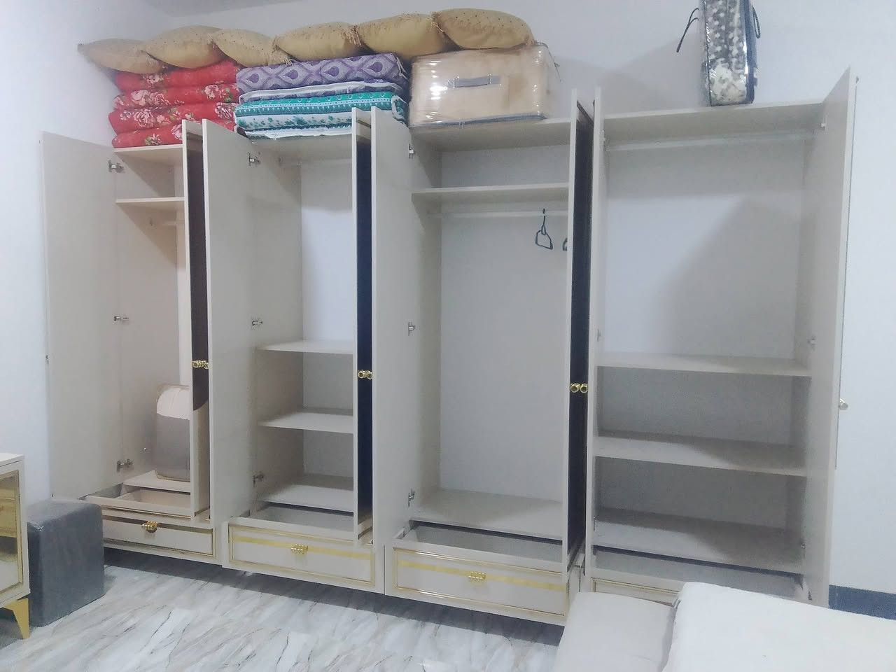 سلام عليكم
غرفه نوم تركيه الدرجه الوله
اي زلغ ما بيه شرط نضيفه 
مليون و300وبيه مجال 
***********
