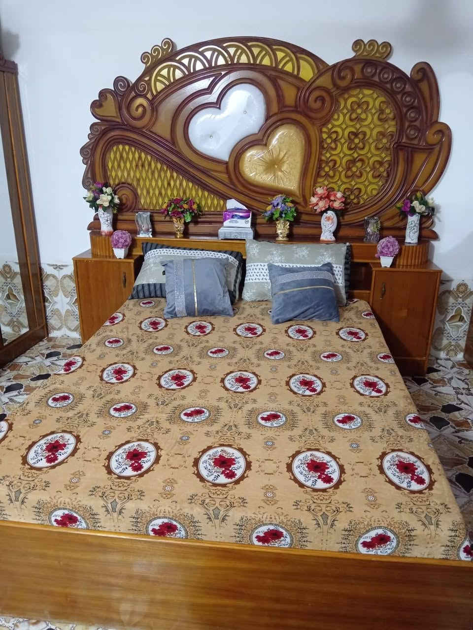 سلام عليكم مكلف بلنشر غرفه نوم سوكيه البيع نضيفه مابيها اي شخط رقم صاحب غرفه ***********
