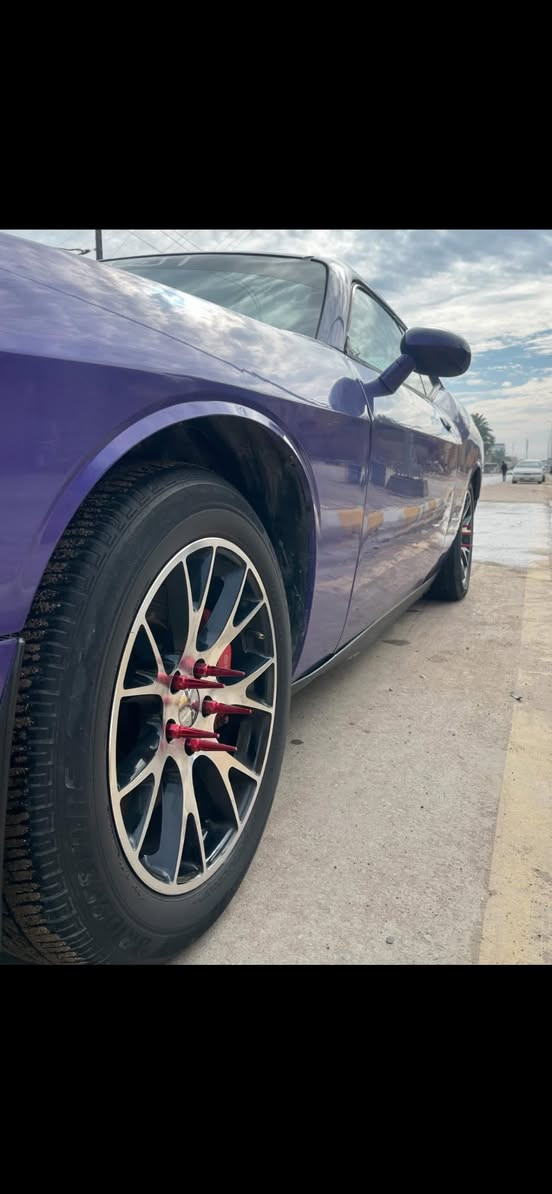 للبيع او مراوس  جالنجر 2013اصل اس ارتي  مبدلين مكينه 5700 اصل لون ابيض مغيرين لونها خارج العراق داخل وخارج  السياره اكلين مابيها اي نقص كلشي شغال محدثه الخارج بلكامل23 حته الدركه مكاني بغداد الدوره السعر100 وبيها مجال رقم الهاتف ***********
