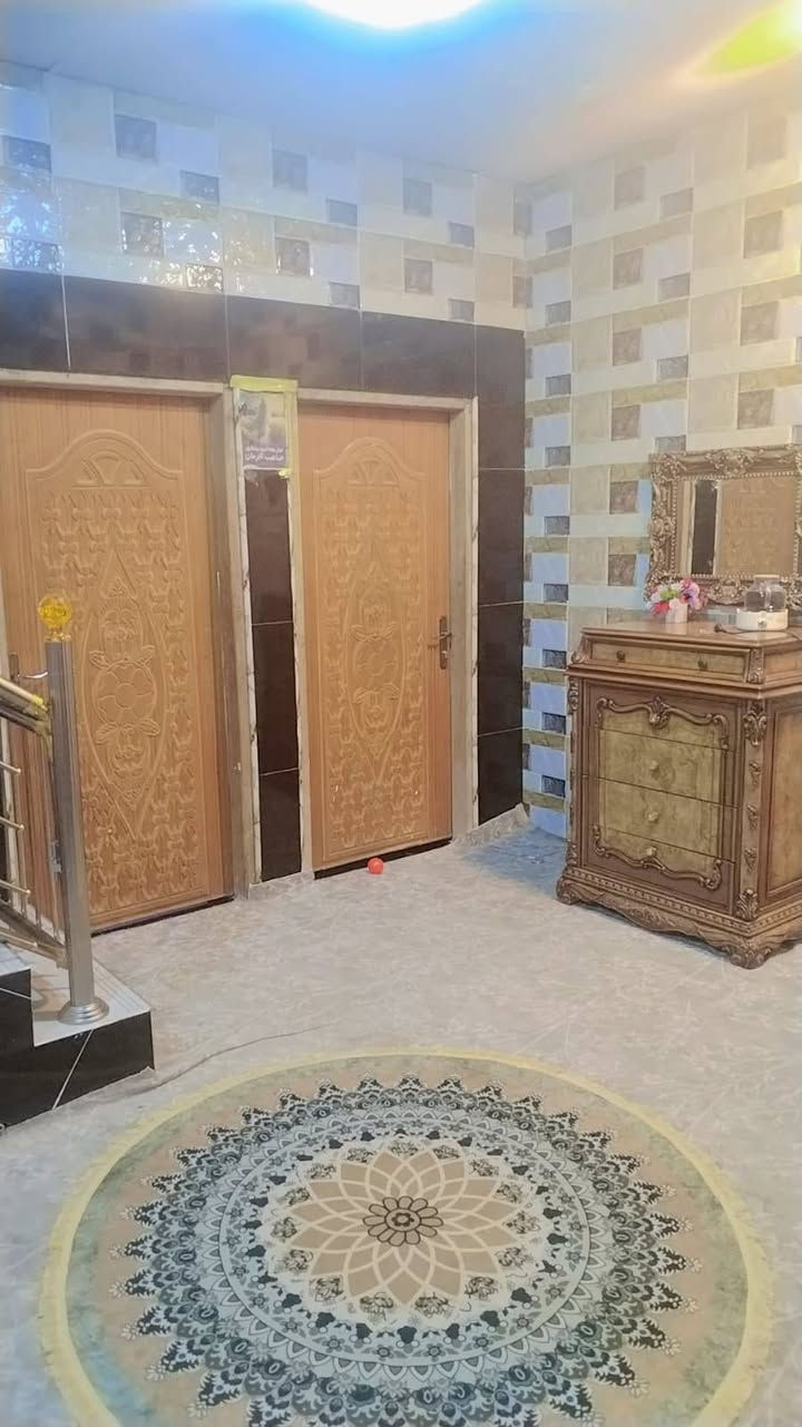 السلام عليكم ورحمة
دار للبيع
ابو آلخصـيب ابو كوصره قرب سنتر طه 
طابو زراعي سند 25 عراقي طابو أسود اصولي
المساحه الكليه 240
يتكون من غرفتين وصاله كبيره ومطبخ ودوانيه وكراج وحديقه 3 حمامات
يتوفر كهرباء ماء نت ظوئي في المنطقه شارع بي اناره قريب عل التبليط 100 متر
بناء 2024
 متعوب عليه كله سيراميك
سعر 85
***********
***********
