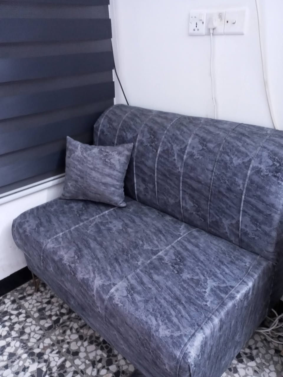 تخم عشر مقاعد للبيع نظيف للبيع في عيب واحد حرق ب احد المقاعد سعر 240 الف رقم ***********. ومع طاوله و6 كوشات ومعه زولي  العنوان بغداد المنصور
