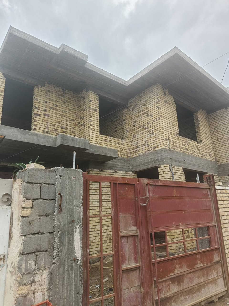 دار للبيع الموقع المحاويل حي الأسرى ع شارع العريض قريب ع الروضه النموذجيه داخل فرع يبعد عن الشارع العريض من ٤٠الى ٥٠متر  نوع العقار زراعي سند ٢٥تحويل مباشر بل طابو المساحه .200متر اللأستفسار ***********
