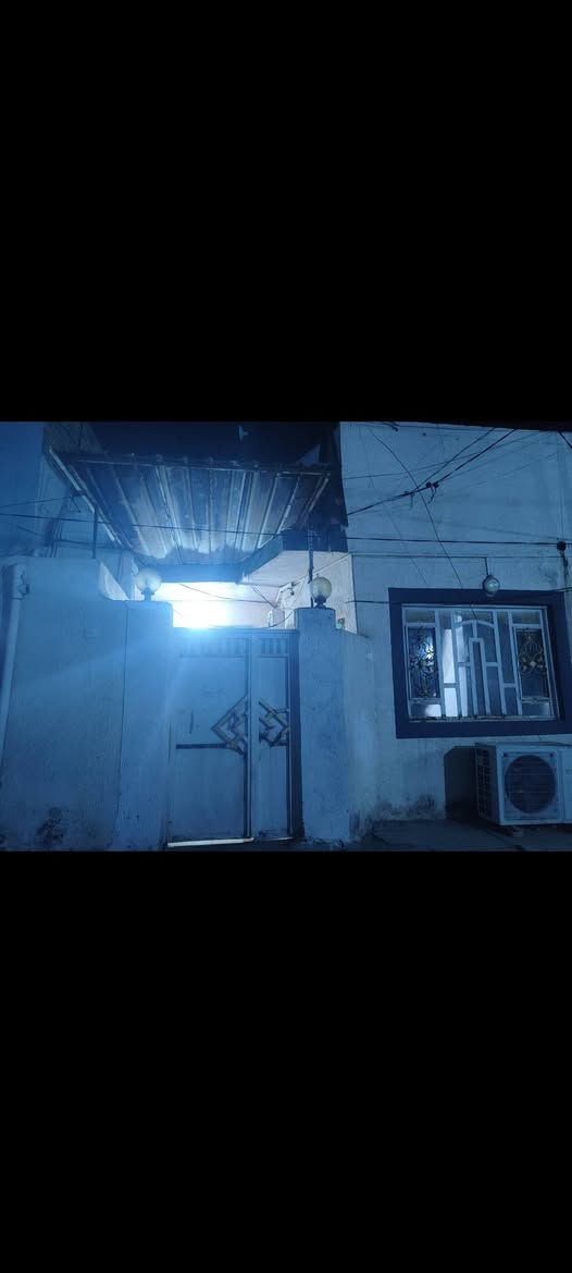 السلام عليكم بيت للبيع
مساحه ١٠٠م 
العنوان الاسكان  بستان عزيز شريف يحتوي على غرفه واستقبال وصاله ومطبخ وحمام 
للاستفسار الاتصال ع الرقم 
***********
