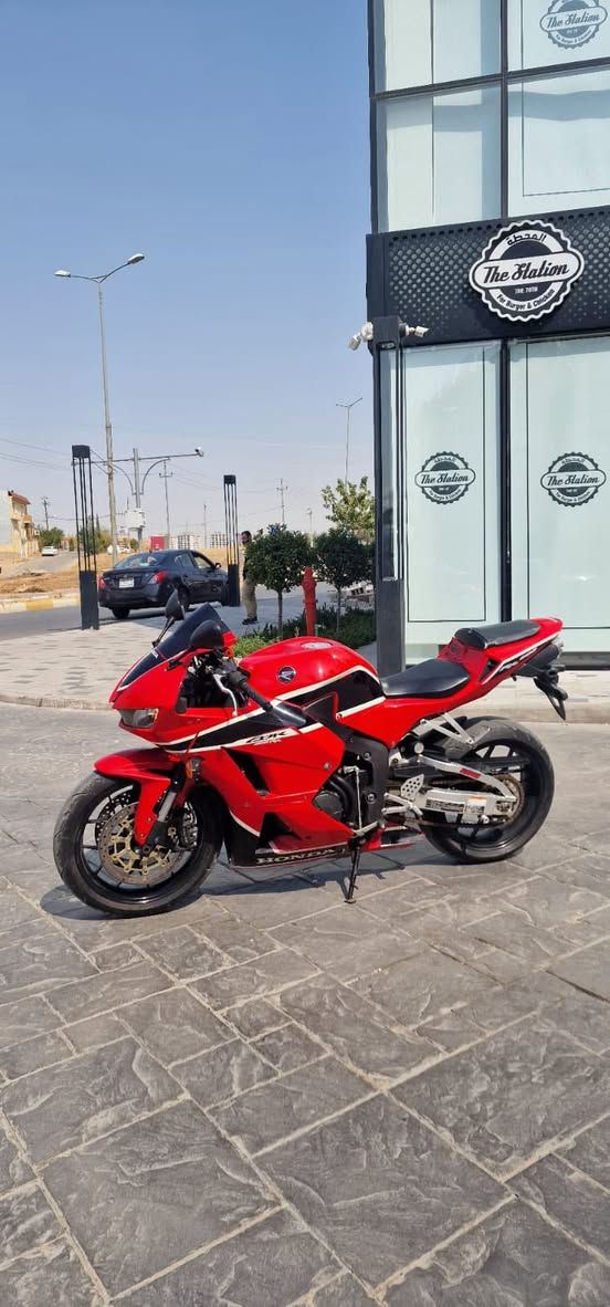 سلام عليكم اخوتي
دراجة نارية هوندا سي بي ار 600 سي سي 
موديل 2014 اخوتي دراجة مكفوله مـن 
محرك 
وكير 
وكهربائيات 
وعقل 
وبدون حادث  
سعر دراجة 52$ ورقه وبيها مجال بسيط لشراي اتصال على رقمي ***********
