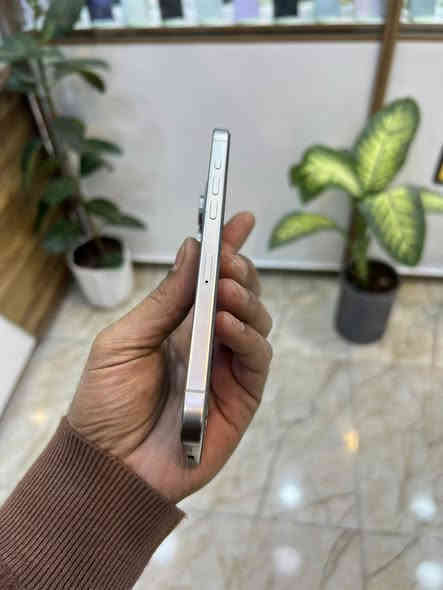 السلام عليكم 
15 برو ماكس 
ذاكرة 256
بطارية 90
ماستر شرق اوسط 
نضيف جدا 
فقط هذه النقطة السوده بالشاشه ما ماثره ولا تكبر
الجهاز أخذته اول ما نزل من جان بطاريه 100 رح يصير سنه تقريبا والنقطه نفس حجمها 
سعر 950 بي مجال 
تواصل ***********
