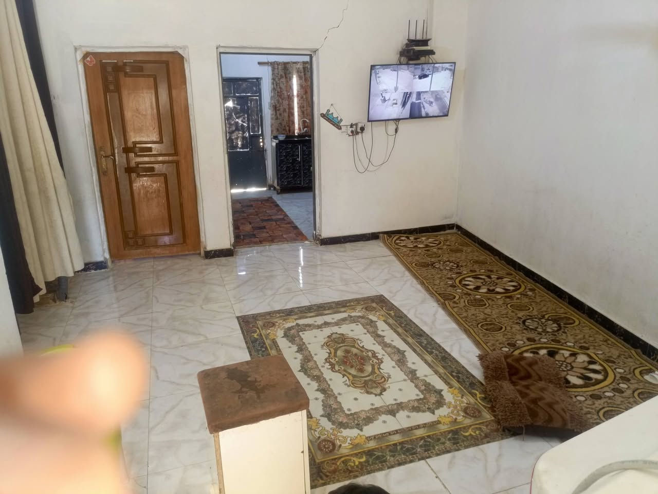 السلام عليكم الغوالي 

بيت معروض للبيع 
المكان حي الوائلي قرب كراج الملاحه شارع العلاوي قرب مدينه الالعاب دزني لاند بنص الولايه 
بيت مساحته ٢١٠م
بي غرفتين وبراني وصالهه 
بيت ماناقصه شي ماي وكهرباء 
للاستفسار على رقم التالي
***********
او ***********

