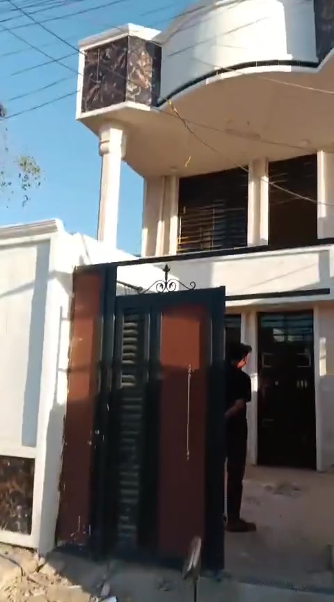 السلام عليكم 
بيت للبيع ١٠٠متر  بشارع ابو سمير منطقة آل ٢٢. طابقين 3 غرف نوم استقبال ومطبخ وصحيات نضيف كلش وجاهز السكن فارغ حالياً موقعه ع ساحه السعر ٨٨ وقابل للتفاوض 
***********
