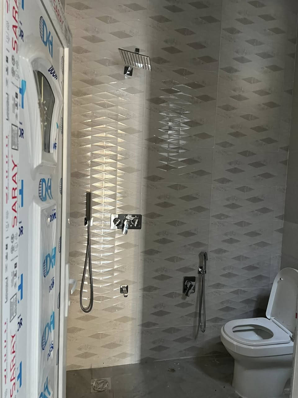 دار للبيع مساحة 93 متر طابقين بناء حديث بعدة ممسكون زيرو 3 غرف نوم  الموقع بداية منطقة شفتة طابو زراعي 25 للاستفسار ***********
