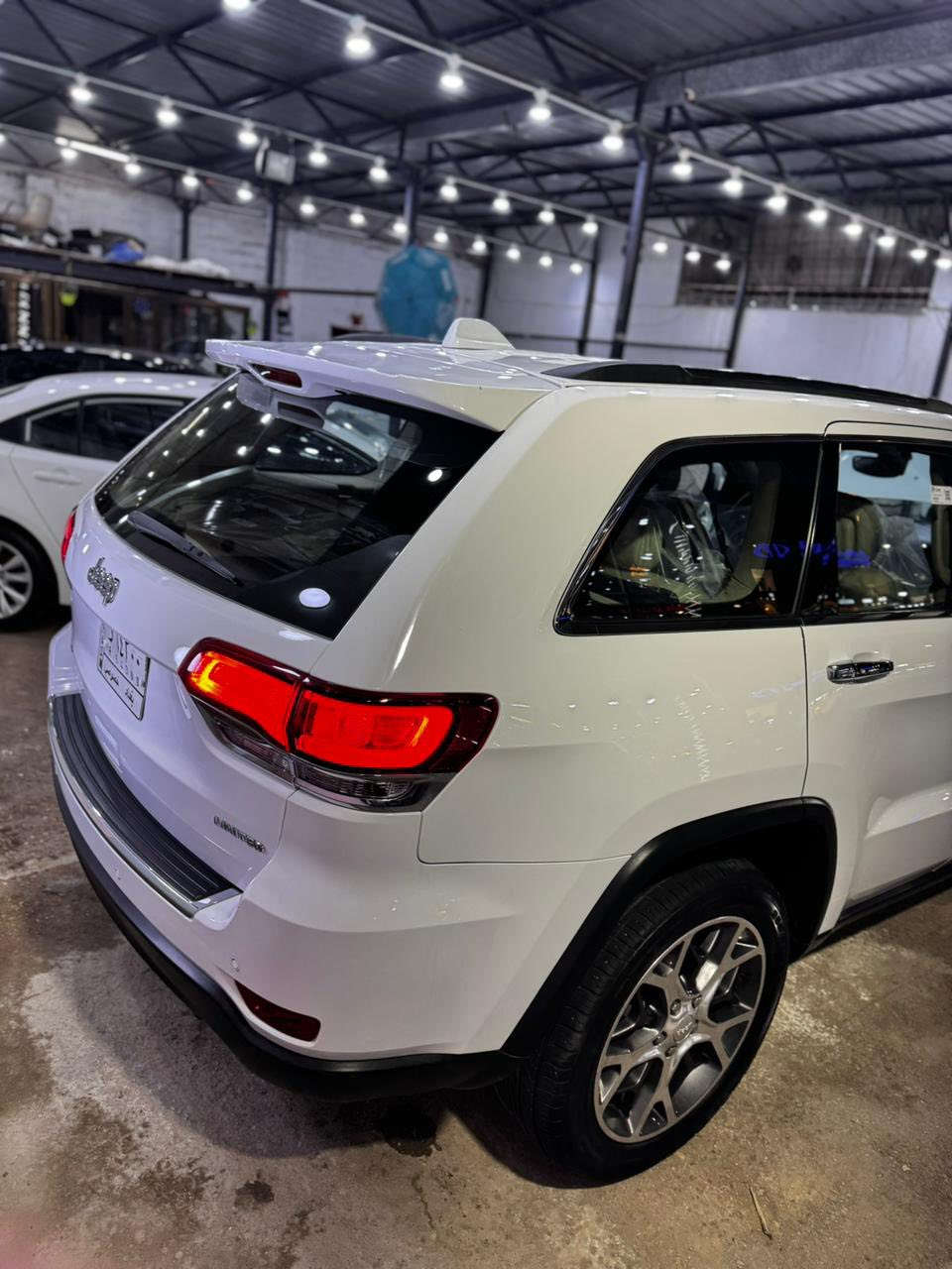 جيب كراند شيروكي(Limited Plus) 3 شاشات .
الموديل : 2020 . (خليجي) . 

العداد : 78 Km . 

المحرك : V6.  3.6L 

المواصفات :

* دفع رباعي 4x4 .

* نقطة عمياء .

* ويل قياس 20 انج . 

* بانوراما .

* شاشه كبيرة مع نفكيشن GPS .

* شاشات خلفية .

* مشغل اقراص CD . 

* ستيرن كهربائي .

* لايت مع بلوجكتر زنون .

* تشغيل عن بعد .

* صندوق كهربائي .

* داخل جلد .

* مقاعد 2 كهربائية مع ميموري .

* المقاعد الأمامية تبريد وتدفئة .

* المقاعد الخلفية تدفئة .

* حساسات أمامية وخلفية .

* كاميرا خلفية .

* بخاخ ماء على اللايت الامامي .

* مرايا جانبية قابلة للطي .

* مانع تصادم خلفي .

* نظام التشغيل والاطفاء الاوتوماتيكي ( Auto Start System ) .

* نظام بريك اوتماتيكي ( Auto Break System ) .

* ملاحظة يوجد بارد قليل + كارت

جداً قليل .  

السعر؛ 310 بيه مجال

+964 781 859 0481
