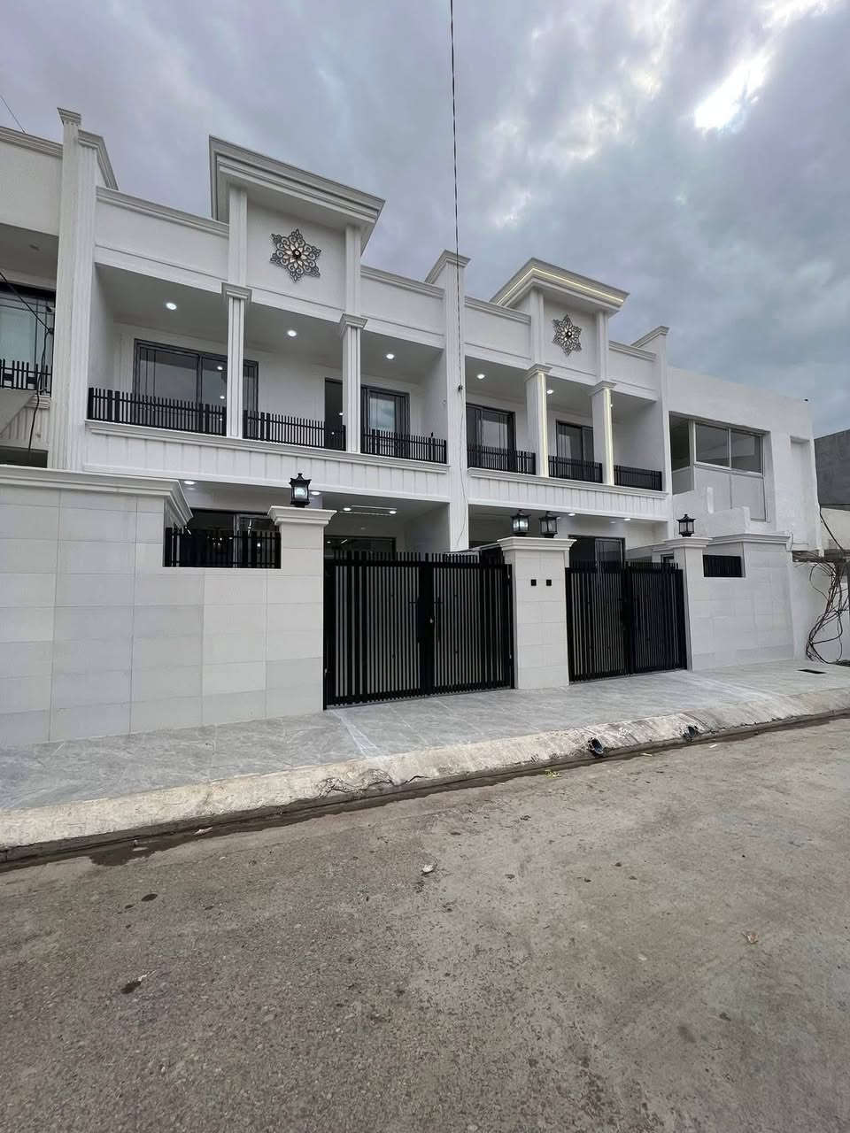 بيتين زيرو للبيع في أربيل حي فرمان بران
مساحه 125م
قرب شارع الكورنيش 
4نوم
شارع 12متري 
السعر: https://t.me/aqarathavalan

￼⁨***********
***********
