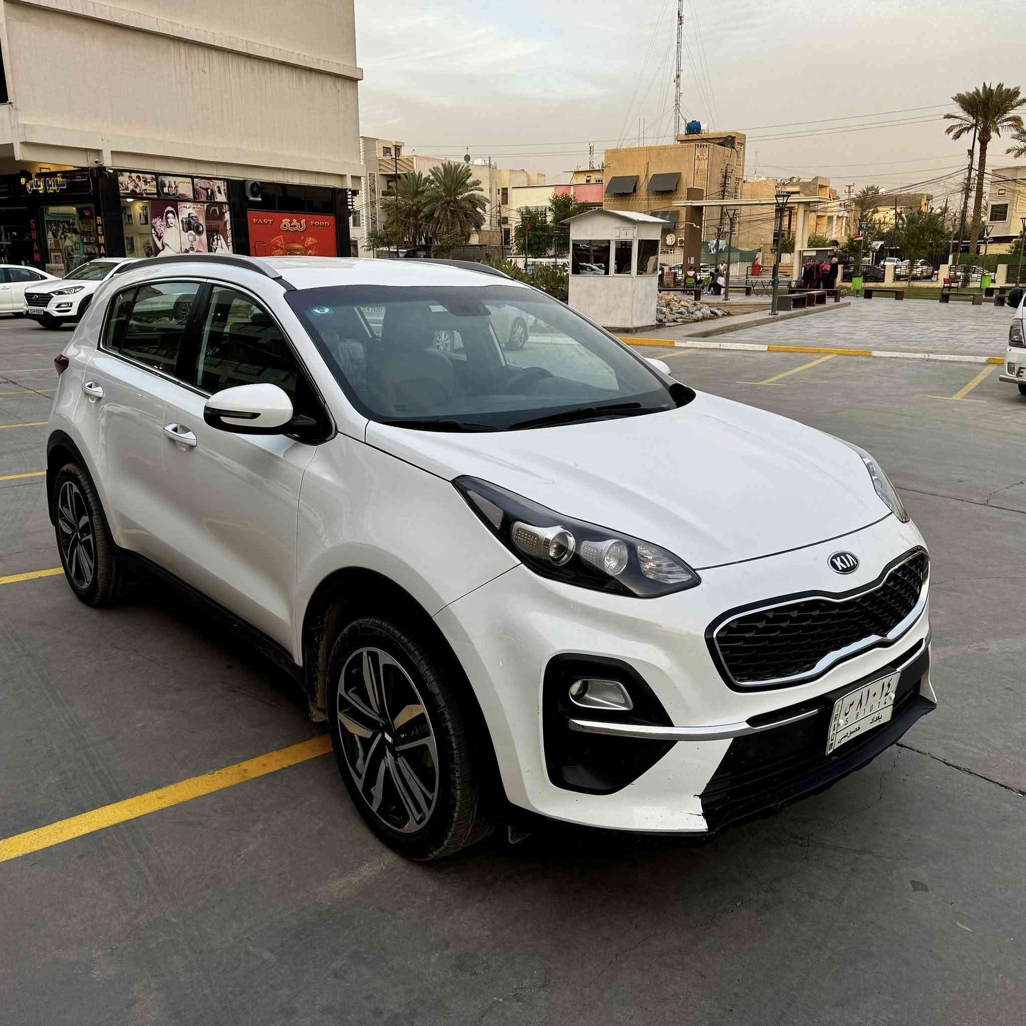 KIA SPORTAGE (ضمان الدولية العراقية)
الموديل :-2021
عداد المسافة :- 92000 كم استخدام شخص واحد من الوكالة
لوحات التسجيل :- بغداد خصوصي سنوية مجددة 2027
المواصفات :- 
1- اريل نفكيتر وشاشة اصلية وكامرا
2- المواصفات الاساسية المعروفة
السعر :-20.000$ وبيه مجال جدا جدا بسيط
العنوان :- الكرخ / حي الخضراء
للإستفسار :- ***********
ملاحظة :- السيارة مشتغله حمام وبولش وادامة فلاتر ودهون كلة جديد
