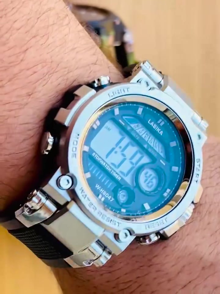 .
## ⌚️ الأناقة الرياضية في ثوبها الجديد – ساعة LASKA

اجمع بين العصرية والعملية مع ساعة AIKE AK-611 الرقمية 
 تصميم يدمج بين المظهر الرياضي الكاجوال والنعومة اليومية، ليكون الرفيق المثالي لكل الأوقات.

### ✨ أبرز المميزات:
 * تصميم انسيابي مريح: تأتي بهيكل بيضاوي ناعم مع سوار سيليكون مرن ومقاوم للتعرق، ليمنحك راحة تامة أثناء ارتدائها طوال اليوم.

 * شاشة رقمية واضحة: عرض متكامل للوقت، الثواني، والتاريخ (اليوم والشهور) برؤية ممتازة.
 * مواصفات ذكية وعملية:
   * إضاءة خلفية (LIGHT) لسهولة قراءة الوقت في الظلام.
#مقاومه للماء
   * منبه يومي (ALARM) لتنظيم مواعيدك.
   * خاصية التوقيت الرياضي (ساعة إيقاف/ستوب ووتش).
*معها بوكس اكلاريك
 * واجهة تحكم سهلة: أربعة أزرار جانبية بتوزيع كلاسيكي مريح للتحكم الكامل في الإعدادات (Mode, Light, Start, Reset).
السعر مفاجأة 🥹🔥🔥♥


**إذا كنت صاحب هذا الإعلان وتريد حذفه لأي سبب، رجاءا أرسل رسالة إلى الدعم الفني**