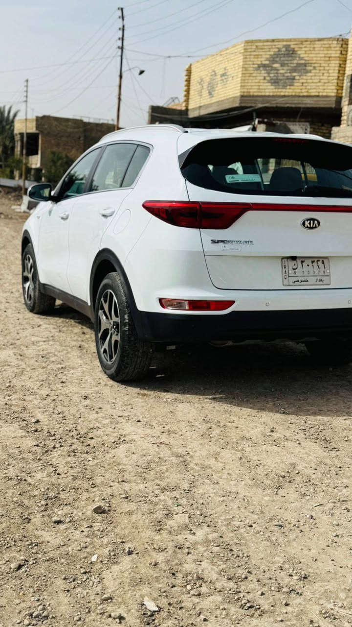 السلام عليكم
سبورتج موديل 16خليجي مكفوله من الضربه عده بارد بين البابين عكس السايق والباقي مكفول كير محرك دوش 2000السياره نصف مواصفات
السعر 174وبيهه مجال 
***********
