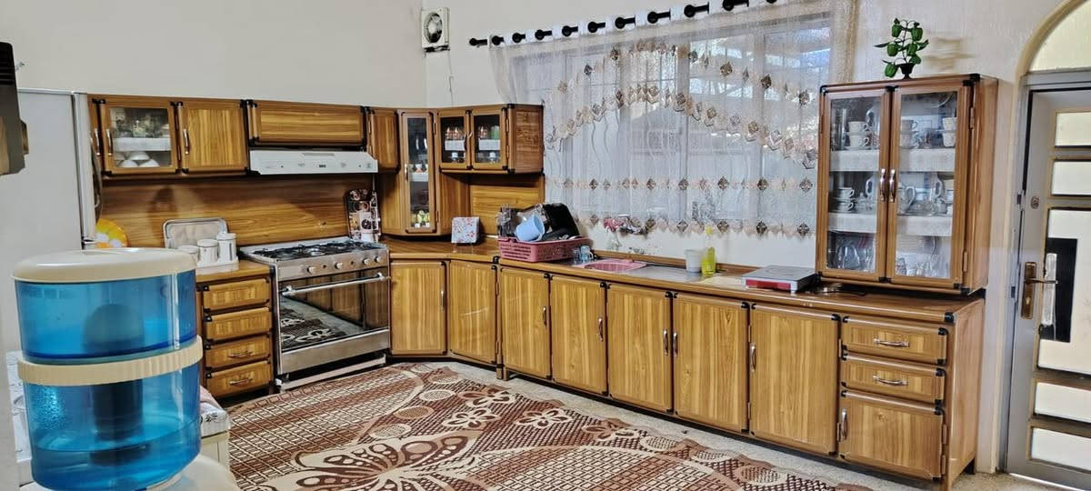 🏠 بيت للبيع – الموصل / حي السلام
🔹 المساحة: 210 متر
🔹 الموقع: حي السلام – قريب جدًا على شارع كركوك
🔹 الملكية: أرض ملك صرف (طابو الزهور)
🧱 تفاصيل البناء:
▪️ الطابق الأرضي:
غرفتين نوم
مطبخ
استقبال
هول
مشتمل
ترك عدد (2)
▪️ الطابق الثاني:
غرفة
سويت كامل
مطبخ
🚗 إضافات:
كراج يسع سيارتين
حديقة صغيرة
📌 البيت طابق ونص – تصميم عملي وموقع ممتاز
لمعرفة السعر ولمزيد من التفاصيل الاتصال على الأرقام :
***********
***********
(( مكتب ابو اكرم للعقار))
مقابيل الماسّ ماركت و مجاور منفذ التقوى 
تابع الصفحة ليصلك المزيد من العروضات
