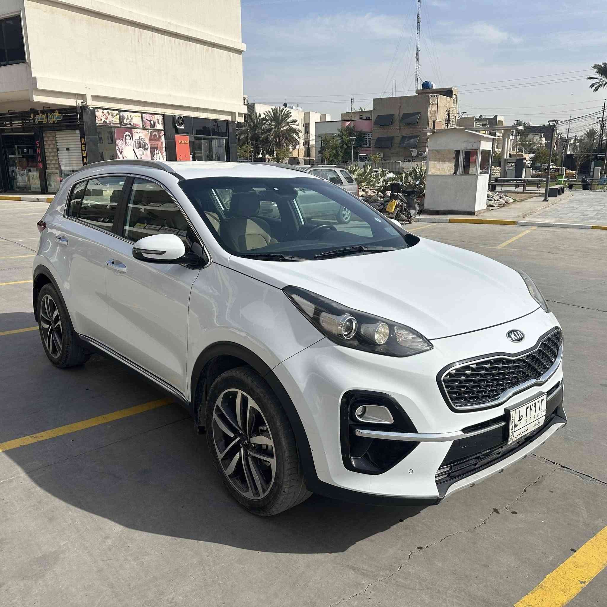 KIA SPORTAGE (خليجي ضمان الدولية العراقية)
الموديل :-2019 شكل 2020
عداد المسافة :- 94000 كم
المواصفات :-
1- بصمة ابواب وصندوق وتشغيل
2- نظام ترحيب عند الاقتراب
3- صف المقاعد الامامي كهرباء
4- هند بريك بصمة
5- مانع انحدار مانع انزلاق AUTO HOLD
6- تبريد نظام دويل منفصل
7- كتات GT رصاصي 
8- شاشة وكامرا (مُضافة)
9- وبقية المواصفات الاساسية المعروفة
السعر :-19.300$ قابل للتفاوض
العنوان :- الكرخ/ حي الخضراء
للإستفسار :-***********
