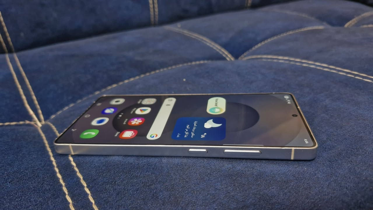 سلام عليكم 
 كامل ملحقاته S25 Ultra

الحالة العامة
جهاز استخدام بنت قليل جداً)، نظافة تامة والشغل عليه كلش طبيعي.

المواصفات والإصلاحات الشاشة تم تبديلها بـ أصلية وكالة جبال بعد سقطة.

الكاميرات الخلفية حالياً لا تعمل، لكن الأمامية شغالة 100% باتصالات الواتساب وكل التطبيقات.

* الذاكرة: 256 جيجابايت.

الملحقات

الكرتون الأصلي مع الكيبل الأصلي مالته. السعر : 900 ألف دينار وبيه مجال للشراي
*********** بصرة
