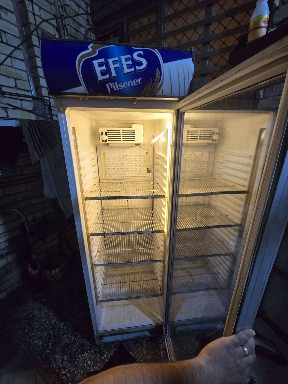 السلام عليكم 
السعر فقط 175 الف 

عندي ثلاجة عرض او ( عارضة)
 
مستعملة ونظافتها 90% 
الماطور فول وشغال 100% 
الگشر الخارجي نظافته 100%
بس الداخل يحتاجله غسل بسبب الاستعمال
مكان الشمعات شغال بس يحتاج اتبدلهن
اني مخل لـد شريطي مثل ماواضح بالصورة

للامانة شكد متريد انطيك ضمان عالماطور
مكلف بالنشر وهذا رقمي
***********
او المراسلة عالماسنجر
