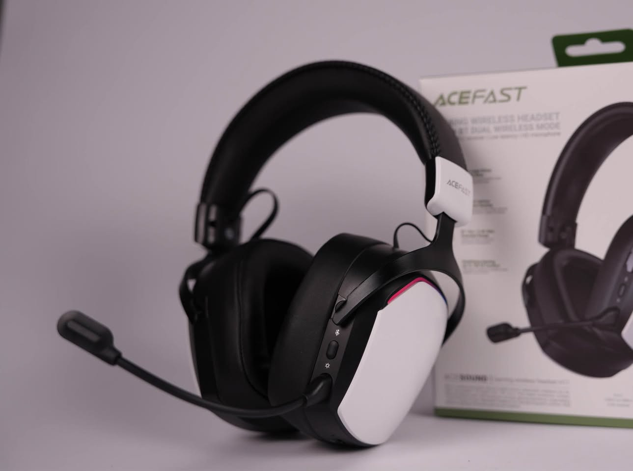 سماعة الألعاب اللاسلكية Acefast H11

أهم مواصفات هذه السماعة:خيارات الاتصال (اتصال ثلاثي)تتميز السماعة بمرونة عالية في التوصيل وتعمل مع أغلب الأجهزة:لاسلكي 2.4G: باستخدام "دنغل" USB يضمن زمن تأخير منخفض جداً (0.02 ثانية)، مما يجعلها مثالية للألعاب التنافسية.بلوتوث 5.4: للاتصال بالهواتف الذكية والأجهزة اللوحية.اتصال سلكي: عبر منفذ AUX 3.5mm للاستخدام التقليدي.الأداء الصوتي والميكروفونالمحركات (Drivers): مزودة بمحركات ديناميكية كبيرة بحجم 50 مم مطلية بالتيتانيوم، توفر صوتاً محيطياً بتفاصيل دقيقة وباس (Bass) قوي.الميكروفون: ميكروفون عالي الدقة (HD) قابل للفصل، مع تقنية عزل الضجيج لضمان وضوح الصوت أثناء المحادثات.البطارية والشحنعمر البطارية: يصل إلى 70 ساعة من الاستخدام المستمر (عند إغلاق الإضاءة).الشحن السريع: تدعم الشحن عبر منفذ USB-C؛ حيث يمنحك شحن لمدة 10 دقائق فقط حوالي 3 ساعات من الاستخدام.سعة البطارية: 1000 مللي أمبير.التصميم والإضافاتإضاءة RGB: إضاءة ديناميكية ملونة تعطي مظهراً عصرياً للألعاب.الراحة: وسائد أذن مصنوعة من بروتين الجلد المريح (Memory-protein leather) مع هيكل قابل للتعديل لتناسب الاستخدام الطويل.الوزن: خفيفة الوزن نسبياً، تزن حوالي 320 جرام.تتوافق السماعة مع منصات الألعاب المختلفة بما في ذلك الكمبيوتر (PC)، أجهزة الكونسول (PS5/PS4, Xbox)، والهواتف الذكية. كربلاء, العراق


**إذا كنت صاحب هذا الإعلان وتريد حذفه لأي سبب، رجاءا أرسل رسالة إلى الدعم الفني**
