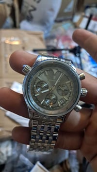 ساعة • بدون سعر