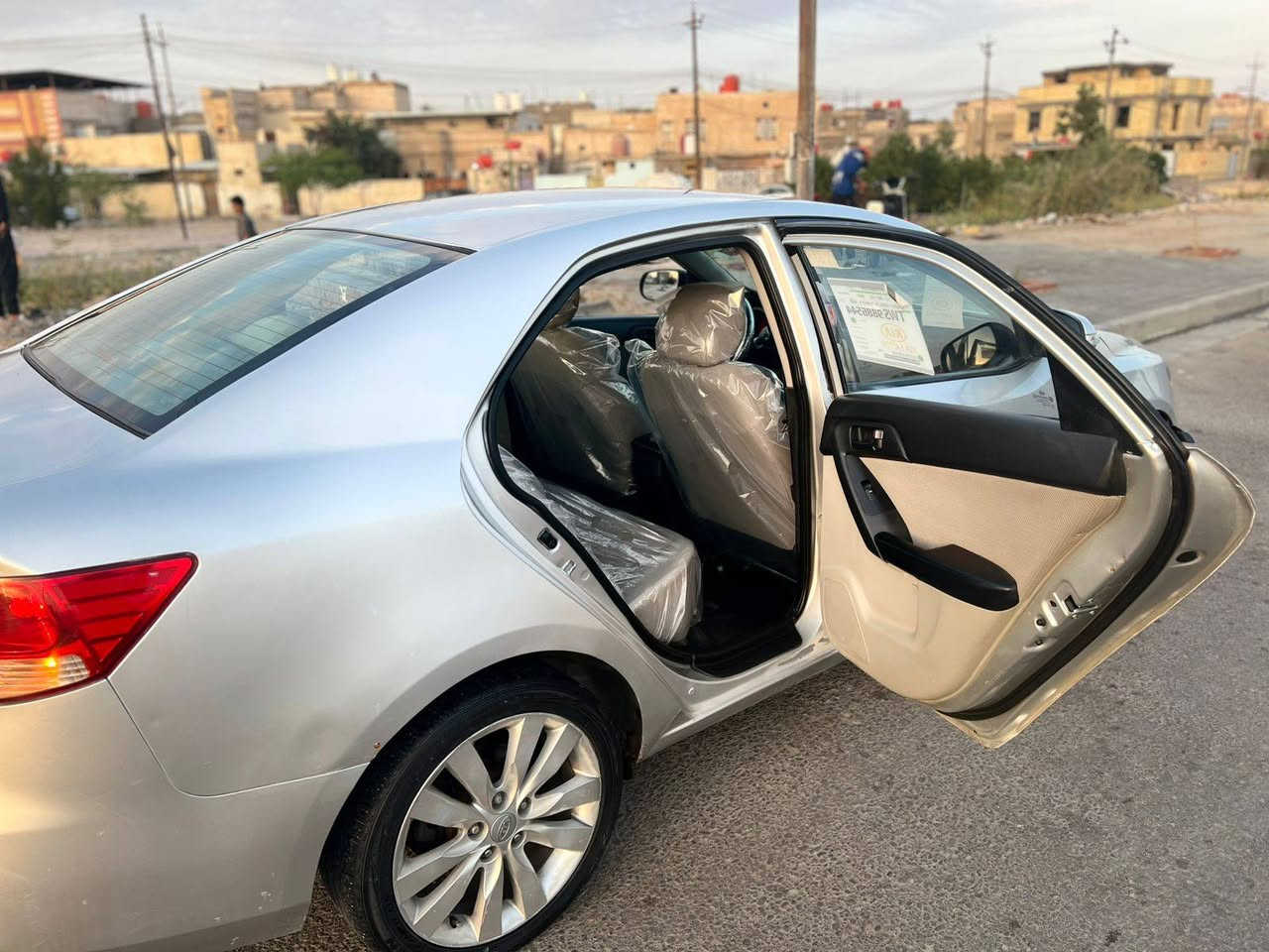 السلام عليكم سيراتو  للبيع اومراوس دخول جديد ادوات ادوات 
سيراتو 2013 اصل 
لون سلفري 
كصتين  شغل باجات 
متومه شمالي  سنويه 29
نضافه 100/100
مكينه كير اكسل كفاله
حداده جديده كلش 
مكينه 1600 دوووش 
مسجل دمام 
فقط فتحه 
تبريد ثلج منضومه جديده  
نضافه كشر 100
نضافه داخل 100
حجر بيئة موجود بلادي
تخم تاير جديد
سعرها 50  وبيه مجال 
سياره خير من الله الف ما ذب عليه
مكان سياره بصره  
*********** واتساب فقط
