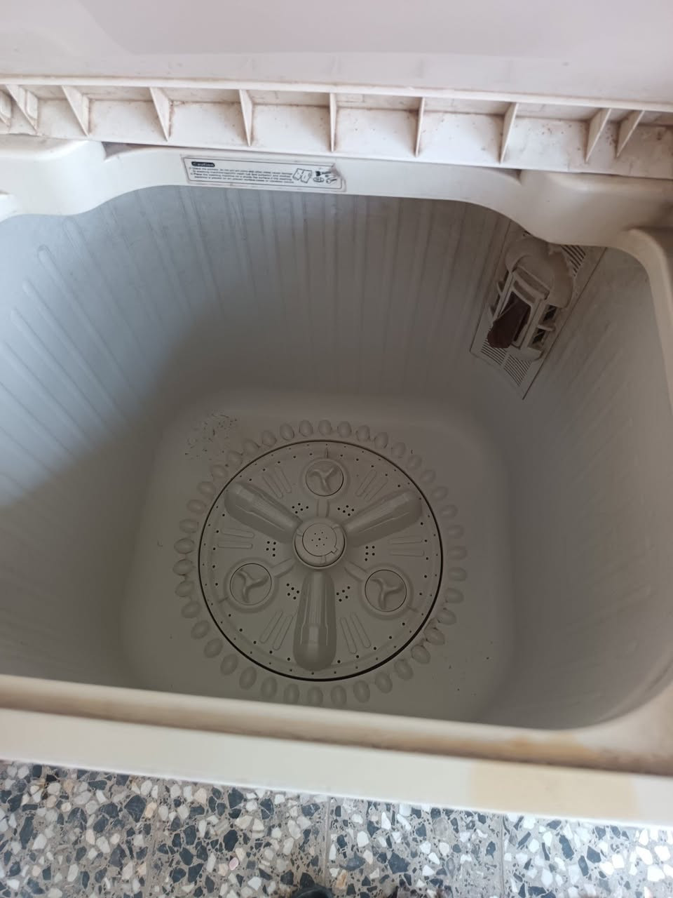 غساله للبيع نضيفه بس نشاف بيه ضعف ***********
