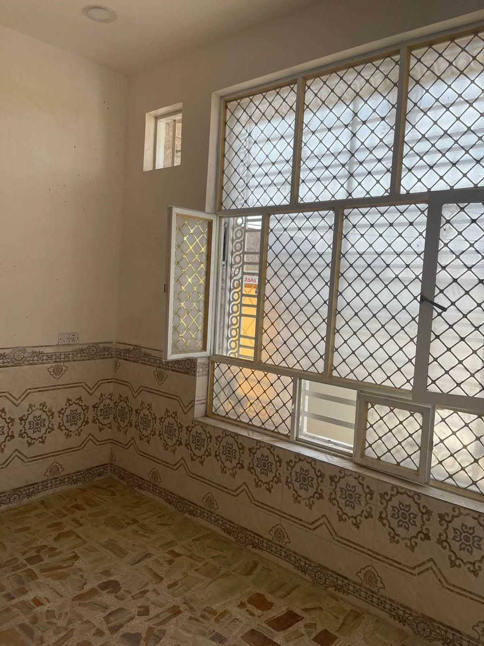 السلام عليكم مشتمل للبيع  ٥٠ م٢ واجهة ٥ نزال ١٠  طابو صرف سكني استقبال  ومطبخ وغرفتين نوم وحمام طابق ارض وحمام طابق ثاني وتواليت خارجيه الشعب منطقة الثعالبة  ال٧٠٠٠  رقم القطعة ٧٩٩٧ السعر ٨٥ مليون وبيه مجال قليل   الاتصال على الرقم ***********
