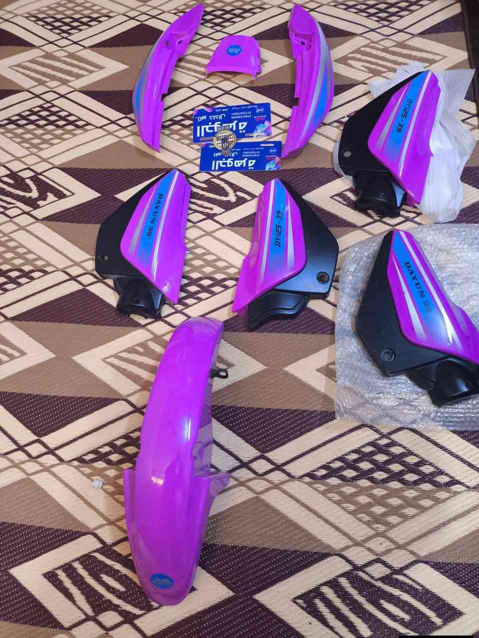 السلام عليكم 
  
متوفر 
 
كشر دايون عضم بنفسجي كامل +صفاحيات،،بلادي اصلي 
التانكي وياه الطوافه مالته الاصليه 
وال صفاحيات موجده اقفالتهن عدد,2 
حتى ال لاستيكة مال الجاملغ موجوده 

مكاني الجمعيه، باب طويريج 
***********
