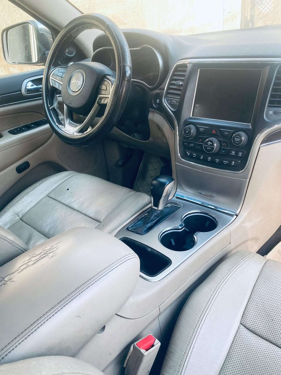 السلام عليكم للبيع جيب كراند شيروكي ٢٠١٧ لمتد بلاس رادار
 تحديد مسار
 توقف ذاتي 
حساسات خلفي امامي 
اشارات بالمراة تحذيرية
بانوراما كشنات جلد 
تدفئة تبريد بالكشناة والستيرن
داخل بيج 
كشنات خزن 
كامرة خلفية
 صندوك كهرباء
رقم انكليزي جديد سنوية جديدة باسمي  
تحويل ثاني يوم مازدة سودة الضرر جاملغ وبينيد مبدلات***********
