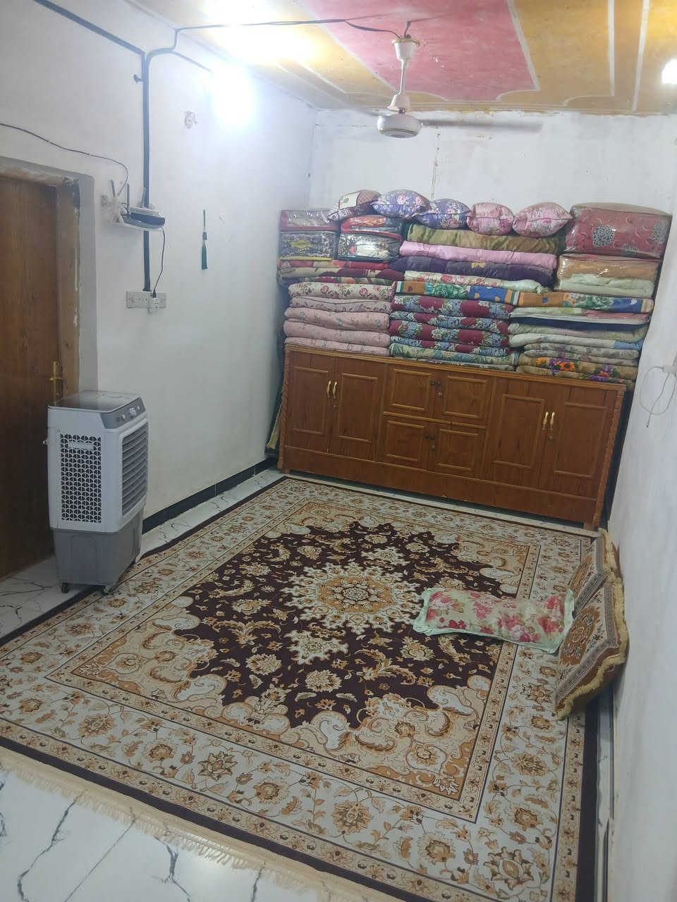 السلام عليكم 
بيت طابو صرف للبيع  المساحه في  الطابو 85 ,واقع حال  110 
الواجه ٦ ونص النزال 18  يتكون البيت من دوانيه 6x4 غرفه نوم 4x4 مطبخ 6x2ونص صاله طول ٦ متر 
العنوان حي الزهور بشارع المدرسه رياض الجنة يتوفر كافه الخدمات كهرباء ضغط عالي مجاري دفن انترنيت ضوئي السعر 70  الاستفسار  *********** واتساب
