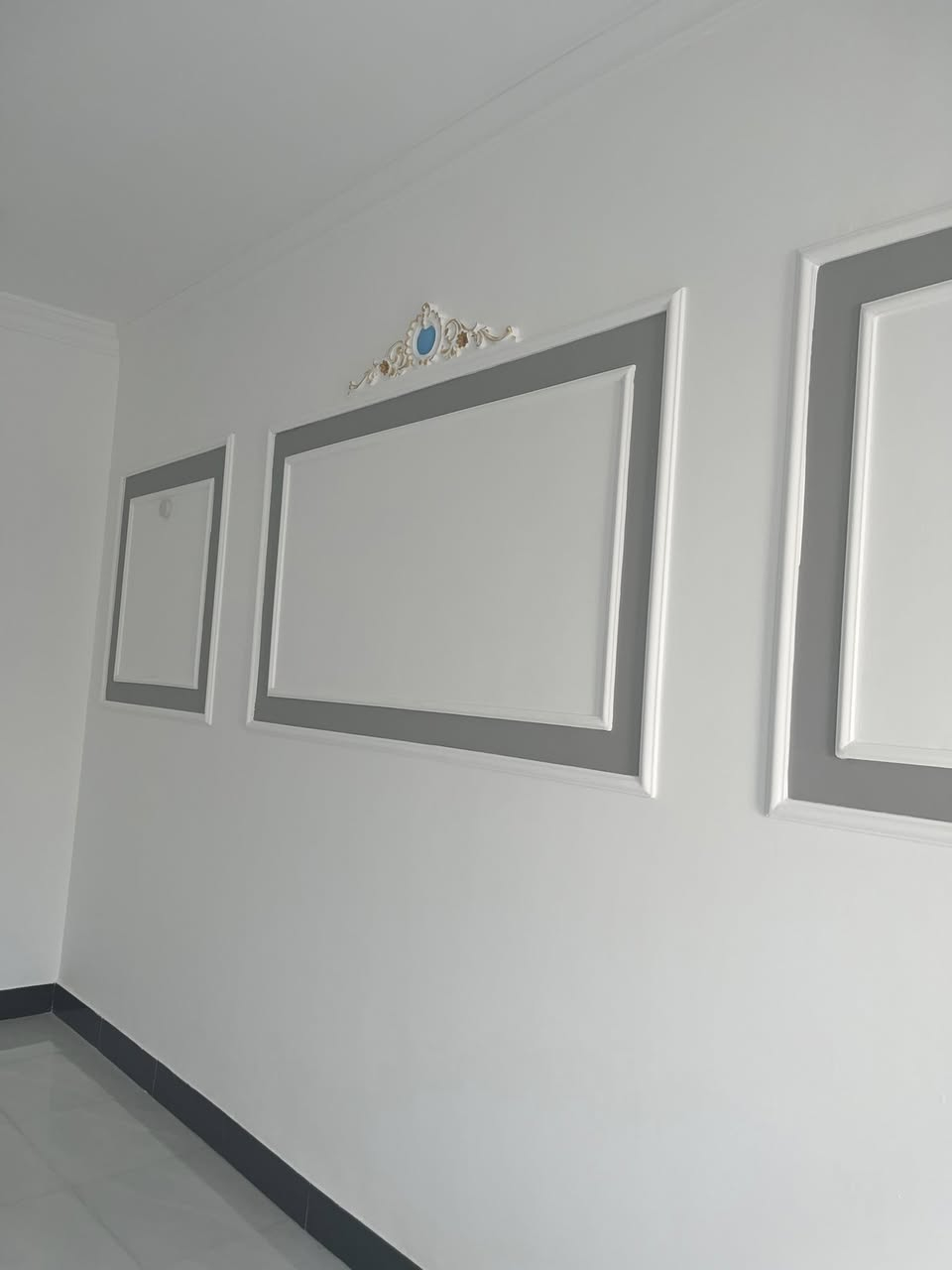 سلام عليكم احبيتي
بيت في حي الحسين ناحية الحيره مساحة 125م طابو صرف
البيت بناء جديد -اساس وسكف كونكريت- بناء بلوك-ارضيه بورسلين-مطبخ وصحيات سيراميك للسكف-ديكورات وسحبات ملكية- ماء كهرباء دفن نظام حديث مؤثث ماء كهرباء 
السعر 65 مليون 
الاستفسار اكثر ***********
