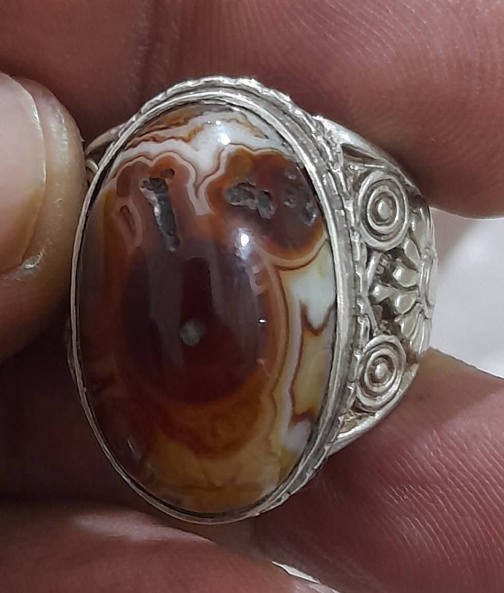 السلام علكيم / خاتم سلمياني احمر قديم 
صياغه يدويه ثكيله
قياسه الخاتم ٢٢
يوجد توصيل لجميع المحافضات
***********
