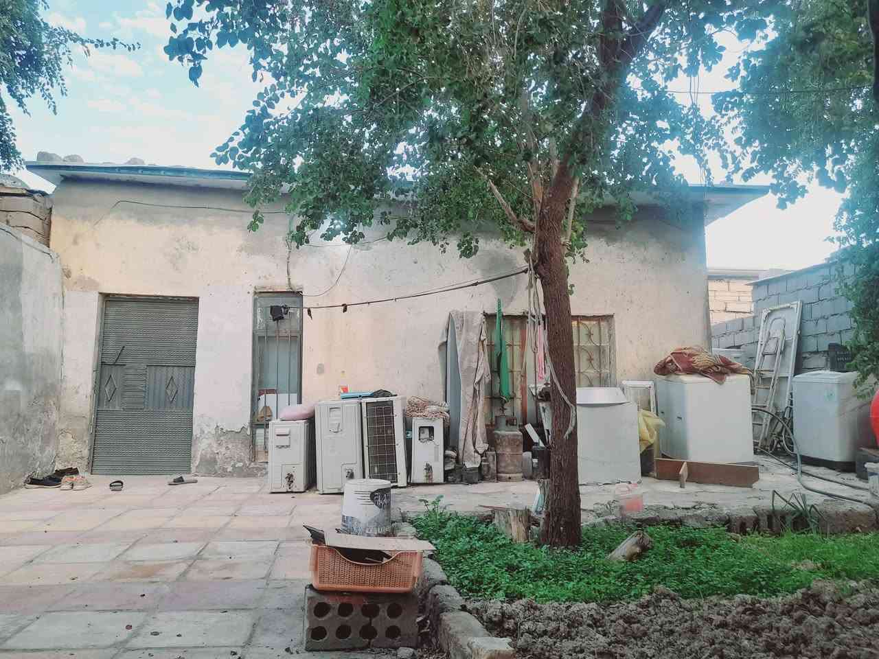 بيت تجاوز للبيع
1- المساحة 250 متر
2-غرفتين وصالات اثنين ومطبخ وصحيات
3-ساحة امامية 80 متر ساحة خلفية 50 متر
4- مكان مخصص لبناء غرفة + مكان لبناء استقبال
5- السقف سندويج بنل
6- جاهز من كلشي كهرباء خطين ماي خطين
7-تانكي وسخان ومغسله وماطور ماي
8 - التضحية نهاية شارع العلوة 
9-عرض الشارع 60 متر قريب عالتبليط
10- السعر 15 مليون  
***********
