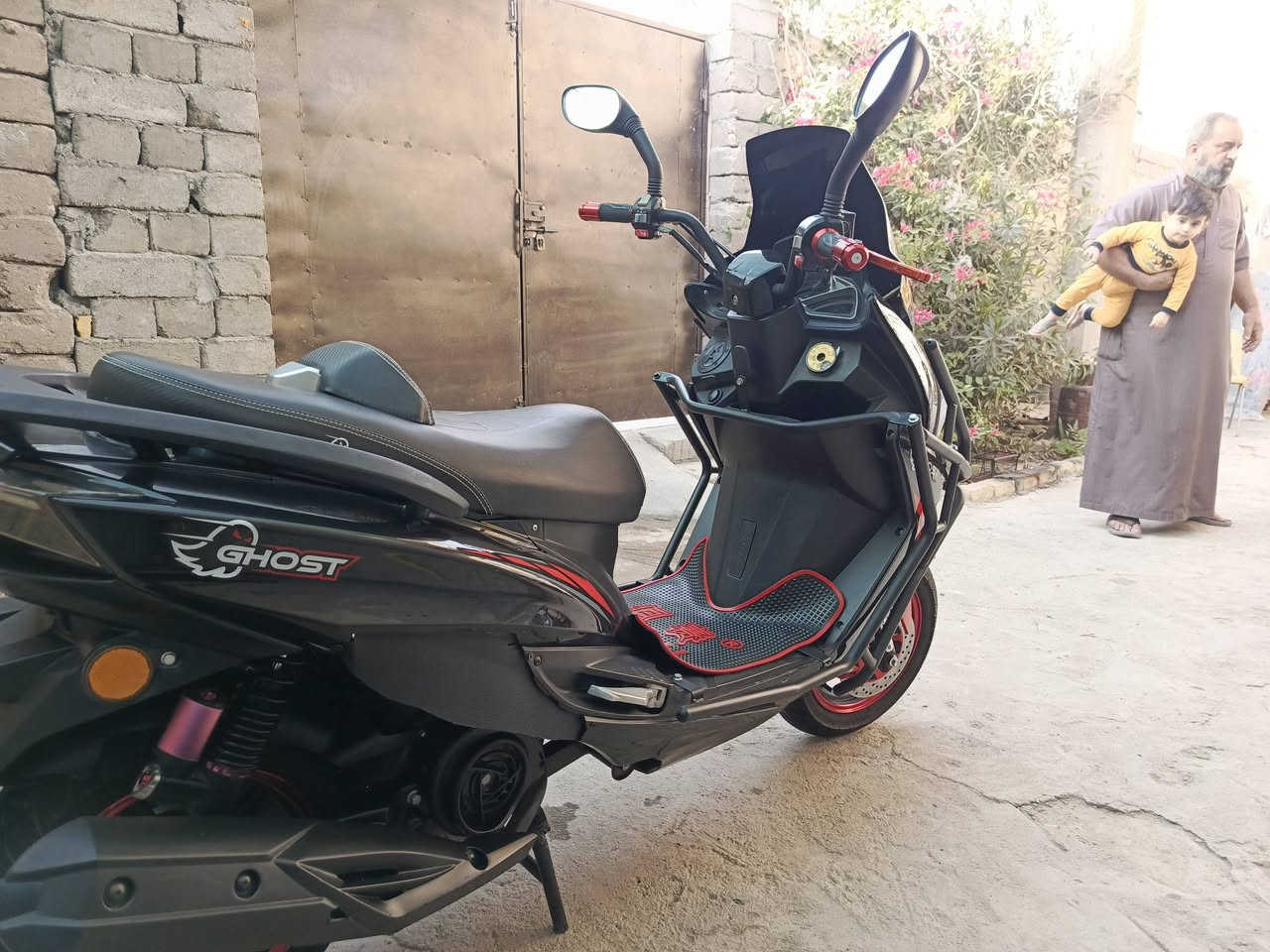 السلام عليكم ورحمة الله وبركاتة 
دراجه گوست صيني موديل 2024 كفاله محرك شرط برغي مامفتوح بيها مطلعها على ايدي من المعرض ماشيه 4000 مابيها لاضربه الدراجه حلوه لون اسود ملكي مدرعه 
مكاني ناصريه الأسكان الصناعي 
للاتصال «***********»
السعر 800وبيه مجال بسيط للشراي
