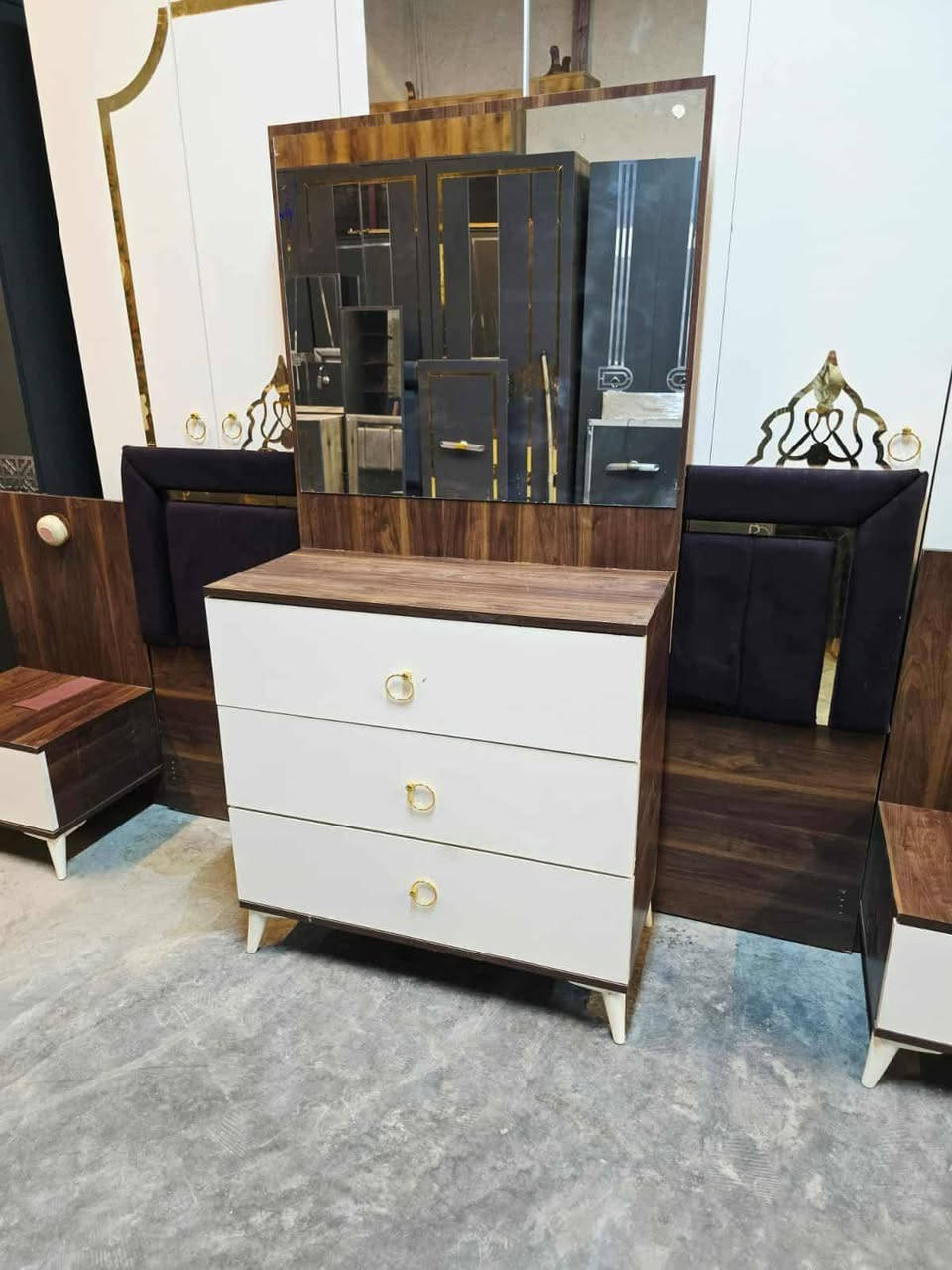 غرفة نوم مستعملة🇹🇷
 نضافة90 ٪💯
عدد القطع / 5 
نضام / أبواب 💢 
سعرها / 500 💸
شد ونقل داخل بغداد مجاني🚛
يوجود توصيل محافضات 🚛 حجز واتساب فقط ***********
