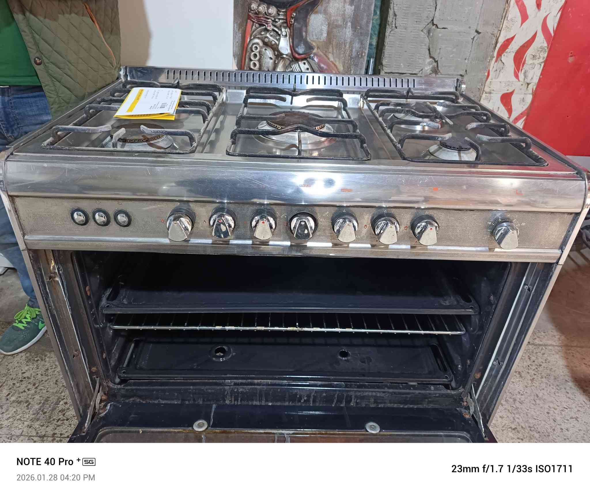 السلام عليكم للبيع طباخ مصري ستيل نضافه ٩٠ بالميه مال باله شغال حتى الفرن العنوان الناصرية شارع ٢٠ التواصل وات ساب *********** السع ١٨٠ الف سعر بلاش
