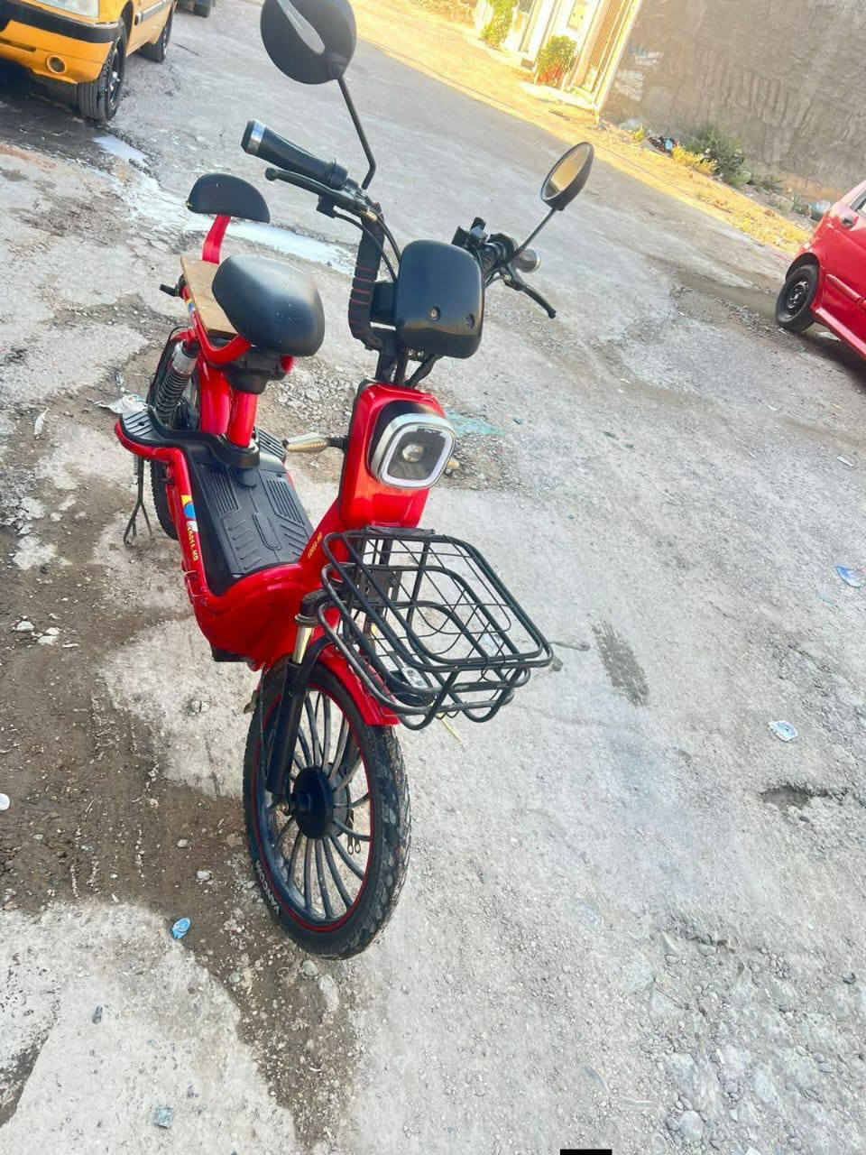 السلام عليكم دراجة شحن للبيع (بطاريات هابطة )السعر ١٢٥ الف قفل عنواني بغداد الدورة *********** مستعجل على البيع
