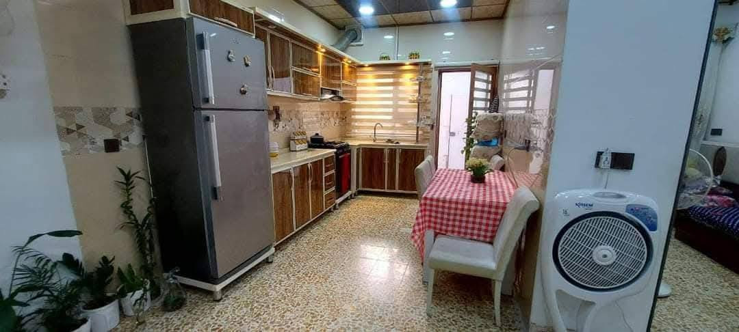بيت للبيع مساحه 111مترواجهه 6وربع سطحين بي  طابق واحد غرفتين نوم هول مطبخ مناور عدد2نظام دكتات خطين ماء  البيت  في حي مزارع الصديق السعر 83مليون للاستفسار اتصل عل ***********
