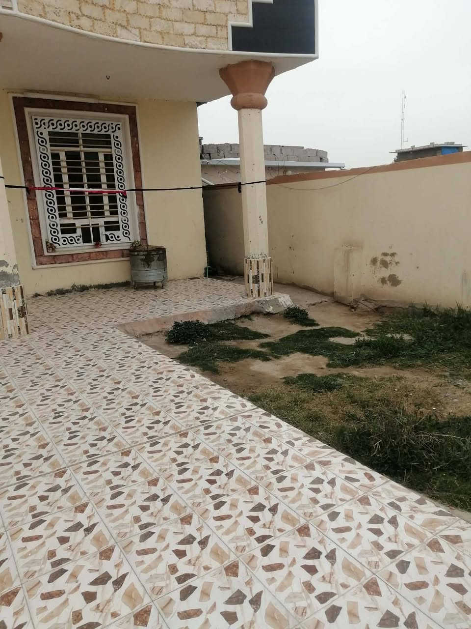 سلام عليكم يوجد بيت اللبيع ابحي الشرطه تبلغ من المساحه 260م. ثاني شارع بالبدايه يتكون من غرفتين نوم وهول ومطبخ واستقبال وصحيات داخليه وخارجيه وكراج وحديقه الاستفسار ***********
