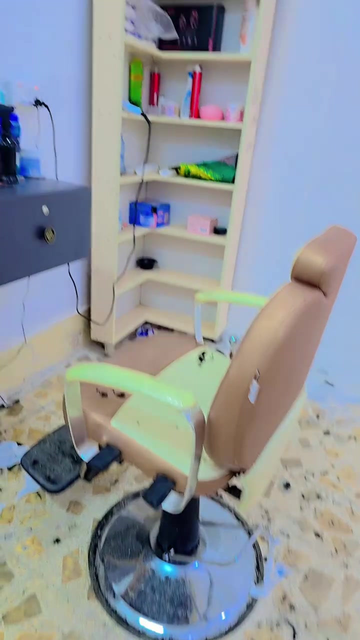 السلام عليكم مكلف بالنشر غراض حلاقة كاملة للبيع مستخدمات قليل جدآ ..كرسي 1 +ميز +مرايا+مكاين تدريج عدد 2 ومكينه تحديد 1 ومكينه جلايه ومروحه تعليگ باقي التفاصيل  الشراي يتواصل على هذا رقم صاحب المحل وشكرا الكم
 ***********
