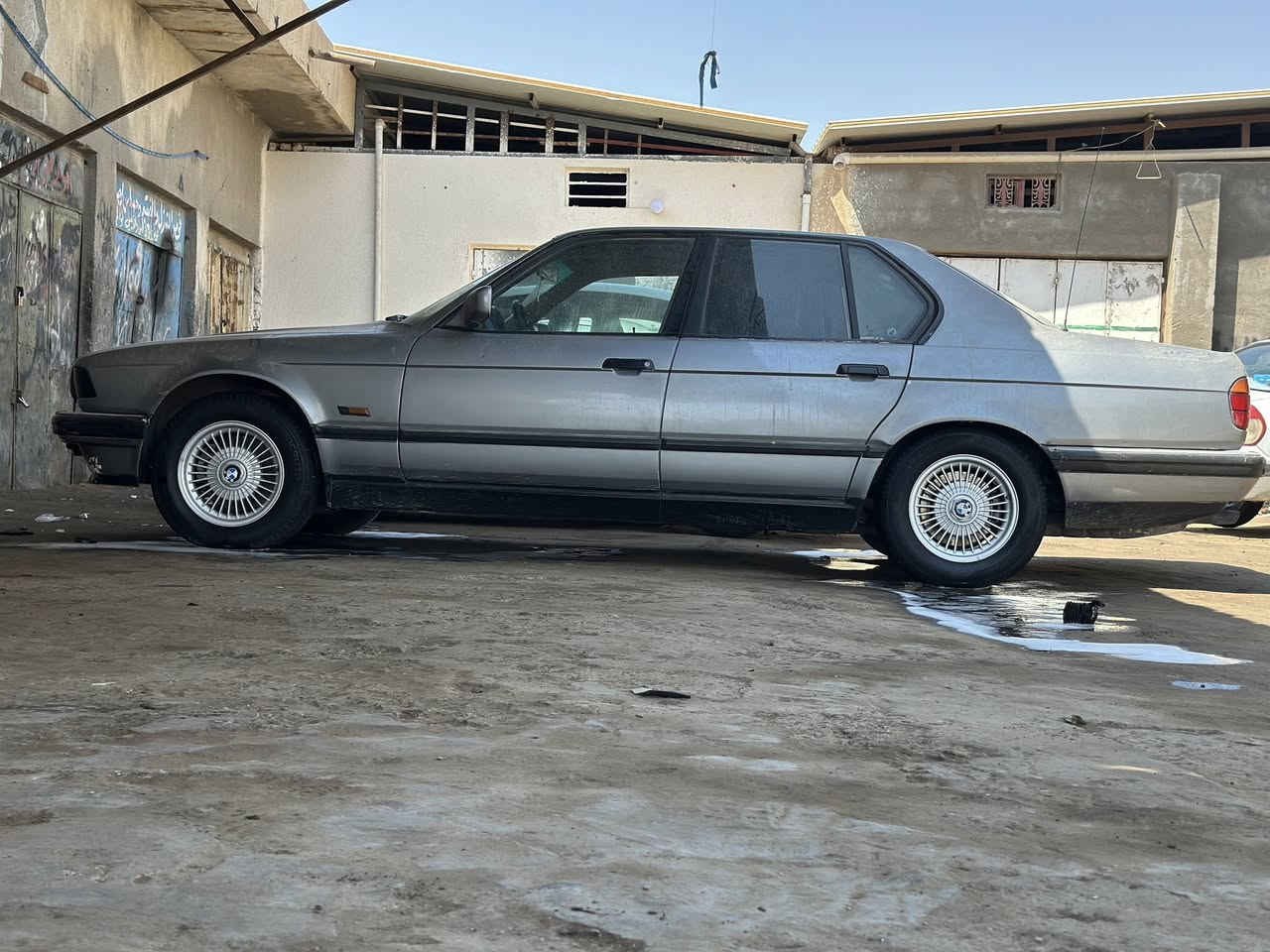 سلام  عليكم للبيع BMW 735 موديل 1993 سياره فول سياره جاهزه كلشي شغال كهربائيات بلاد كله بلاد مكينه وكير نعمه من الله للاستفسار الاتصال على الرقم ***********
