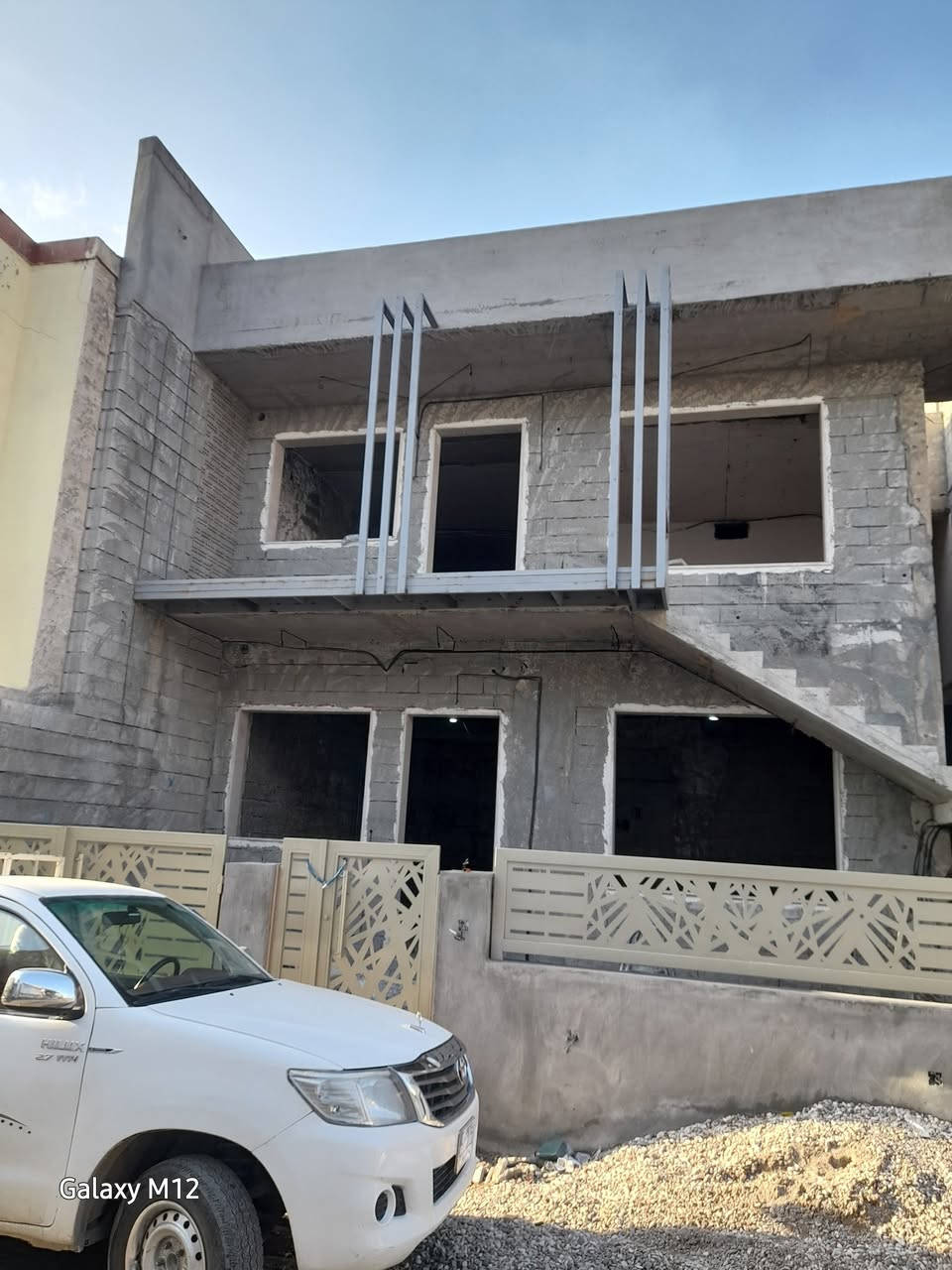 السلام وعليكم ورحمة الله وبركاته شلونكم عيوني أحبتي أصدقائي الأعزاء متابعي صفحة النسيم للعقار في السليمانية وسيط لبيع وشراء البيوت والشقق السكنية داخل المجمعات السكنية وخارجها  .. وسيط لبيع المحال والبنايات التجارية والأراضي التجارية  والزراعية  .. يوجد لدينا بيت هيكل متكون من ثلاث طوابق قيد الإنشاء كما موضح في الصور ..  البيت متكون من ٦ غ ف نوم  مساحة ٢٠٠م  باتجاه شروق الشمس  .. منطقة رزكاري السليمانية  .. للإستفسار اكثر يرجى الاتصال على الرقم .. ( *********** ) النسيم للعقار في السليمانية  .. صاحب الصفحة اكون ممنون لحضرتك توافق على منشوراتي  ربي يرزقك ويرزقنا..
