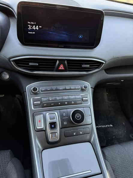 السلام عليكم❤️
هونداي سنتافي 2023 
ماشية 6000 ميل بعدها زيرو السيارة 
دخول جديد بدون رقم الي يشتري يرقم سنوية كبل ب اسمة تطلع 
السيارة صندوك كهرباء 
بصمة تشغيل 
ستتم صوت 
اشاير مري 
كشن سايق كهرباء  
تحديد مسار 
ويل حجم كبير 
بجم وانارة كلهن زينون اصلي 
السيارة بيها صبغ بنيد والكصة مال قمارة بدايتها جداً جداً بسيط صبغ بيها لان البنيد طاير عليها والتكمة بيها صبغ على كد صبغ لان متشخطة بلبنيد ايرباك ستيرن فقط
والسيارة اي نقص مابيها 
مكان السيارة بغداد 
*********** 
السعر 176 ورقة وبيها مجال بسيط جداً
