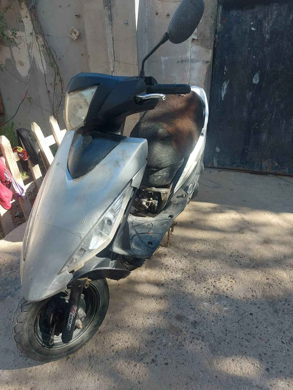 دراجه سايم للبيع شغاله بيها نقص كفرات 
( ابيع كوم حديد ) عينك ميزانك مو شراي لا تكسر حلال الناس  السعر 175 الف تواصل رقم***********
