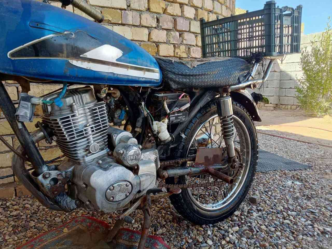 سلام عليكم للبيع بارت كلك كلك محرك مجفت ضفيره جديده تشتغل سلف تايرات جدد دبلات جدد لايت شغال السعر 325 وبيها مجال قليل  مكاني الشطره مقابيل محطه الكهرباء ... ***********
